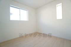 5帖。2面採光を確保した明るい室内は、風通しも良く、大変居心地の良い空間となっております。日当たりがよく、子供部屋としての利用もおすすめ。