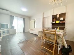 大きな掃き出し窓のあるリビングは、陽光あふれる明るい空間です。ゆったりと寛げる憩いの場となりそうです。