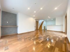 22帖。家族が集まる開放的なリビング。思い思いの時間を過ごしたり食事をしたり、素敵な団らんの場になりますね。