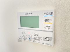 キッチン横からお湯張り、追い炊き、足し湯がボタン一つで楽々操作できる給湯機リモコンです＾＾忙しい夕飯の準備の時間帯に重宝しますね。