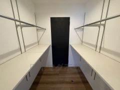 寝室には可動棚とハンガーパイプ付きのウォークインクローゼットが設けられています。たっぷり収納できるので衣替えの心配もいりませんね＾＾