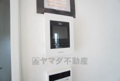 防犯はもちろん、セールスマン対策にもなるモニター付きインターホンです。 来訪者の顔が見えるので安心ですね＾＾