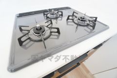 3種類の料理が同時に調理できる、3口ガスコンロ。忙しい夕食の支度時間が短縮できて効率よくお料理が楽しめます。