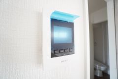 防犯はもちろん、セールスマン対策にもなるモニター付きインターホンです。 来訪者の顔が見えるので安心ですね＾＾
