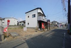 前面道路は南西側約5.7ｍの公道に面しています。