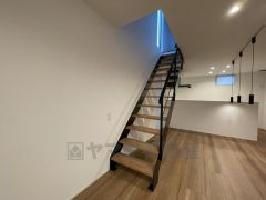 お洒落なリビングスチール階段＾＾空間を遮らないことで奥行きが生まれ、リビングをより広く見せてくれます＾＾顔を合わせる時間が増えるのでコミュニケーションも取りやすいですね＾＾