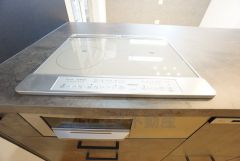 お手入れのしやすいIHクッキングヒーターです。3口コンロなので、効率よくお料理が楽しめます。毎日のお料理も楽しくなりますね＾＾