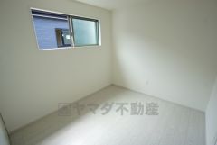 採光を確保した明るい室内は、風通しも良く、大変居心地の良い空間となっております。日当たりがよく、子供部屋としての利用もおすすめ。