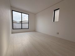 2面採光を確保した明るい室内は、風通しも良く、大変居心地の良い空間となっております。日当たりがよく、子供部屋としての利用もおすすめ。