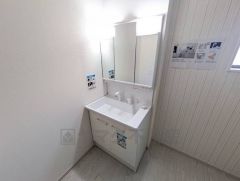 三面鏡裏収納付き洗面化粧台です＾＾ 歯磨きセットやスキンケア用品などの収納に便利ですね。 ランドリースペース上部には窓も付いており換気に便利です＾＾ 