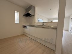 対面式キッチンなのでリビングにいるご家族とコミュニケーションを取りながら洗い物や、お料理が楽しめそうですね＾＾