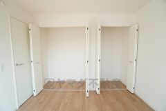 洋室にはクローゼットが設けられています。たっぷり収納できるので衣替えの心配もいりませんね＾＾