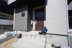 玄関扉が奥まって設置されているので、雨にも濡れにくくなっています。