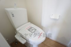 1階2階の2ヶ所にトイレがありますので、忙しい朝にも家族に気を使わず、ゆとりが生まれますね＾＾ 小窓付きで換気する時に便利です＾＾