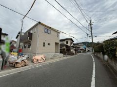 前面道路は北側約6.5ｍの公道に面しています＾＾ 道路幅が広いので駐車もラクラクできそうですね＾＾ 