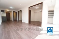 家族が集まる開放的なリビング。思い思いの時間を過ごしたり食事をしたり、素敵な団らんの場になりますね。