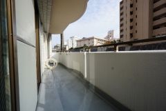 南向きで陽当たりの良いバルコニーです。お洗濯やお布団干しはもちろん、日光浴スペースにも＾＾