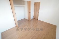 洋室にはハンガーパイプ付きのクローゼットが設けられています。たっぷり収納できるので衣替えの心配もいりませんね＾＾