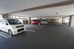 敷地内に駐車場を備えており、日々の車利用がスムーズ。3000～8000円/月。空き状況はお問い合わせください＾＾