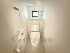 1階2階の2ヶ所にトイレがありますので、忙しい朝にも家族に気を使わず、ゆとりが生まれますね＾＾ 小窓付きで換気する時に便利です＾＾