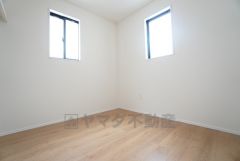 2面採光を確保した明るい室内は、風通しも良く、大変居心地の良い空間となっております。日当たりがよく、子供部屋としての利用もおすすめ。