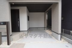 ビルトインガレージ1台分あります＾＾大切なお車を雨風から守れますね。 紫外線や雨、雪、鳥のフン、潮風などに晒される事がないので大切な愛車をしっかり守る事ができます。