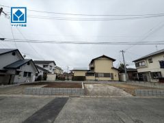 左1号棟。右2号棟。車による騒音や通行人の視線なども気にならない、静かな環境です＾＾ 鳥栖北小学校まで徒歩約5分＾＾