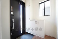 採光も考えられた明るい玄関です。たっぷり収納できるシューズボックス付きなので、家族全員の靴がきれいに整頓できます。