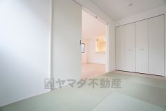 リビング隣には、ホッとできる和室を用意。客間としてはもちろん、お子様のお昼寝スペースや書斎としても活躍してくれそうです＾＾