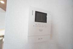 防犯性、セキュリティ対策に安心できるテレビモニター付きインターフォンです。セールスマン対策にもなり安心できます。