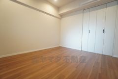 6.7帖。住む人のこだわりを活かす洋室＾＾広めのクローゼットもあり荷物もすっきり片付けられ、ゆとりのある暮らしが出来ます＾＾ 