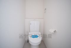 1階2階の2ヶ所にトイレがありますので、忙しい朝にも家族に気を使わず、ゆとりが生まれますね＾＾上部には収納棚付きで、トイレットペーパーや掃除用品を収納できてすっきり整理整頓されたトイレに＾＾