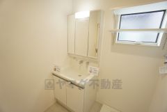 三面鏡裏収納付き洗面化粧台です＾＾ 歯磨きセットやスキンケア用品などの収納に便利ですね。