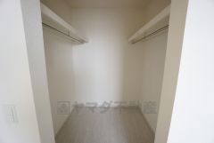 寝室にはハンガーパイプ付きのウォークインクローゼットが設けられています。たっぷり収納できるので衣替えの心配もいりませんね＾＾