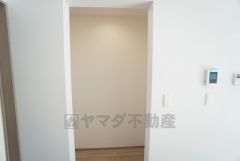 キッチン横に広々としたパントリー付き＾＾洗面室にも近く、食料品だけでなく日用品などの収納にも＾＾