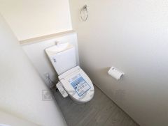 明るいトイレ。1階2階の2ヶ所にトイレがありますので、忙しい朝にも家族に気を使わず、ゆとりが生まれますね＾＾