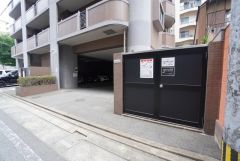 敷地内にゴミ置き場を設けており、日々のゴミ出しがスムーズ＾＾ 重いゴミも短い動線で出せる便利な環境です。