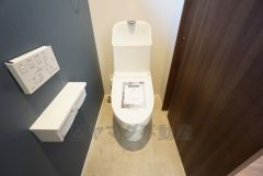 1階2階の2ヶ所にトイレがありますので、忙しい朝にも家族に気を使わず、ゆとりが生まれますね＾＾ 小窓付きで換気する時に便利です＾＾