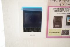 防犯はもちろん、セールスマン対策にもなるモニター付きインターホンです。 来訪者の顔が見えるので安心ですね＾＾