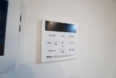 キッチン横からお湯張り、追い炊き、足し湯がボタン一つで楽々操作できる給湯機リモコンです。忙しい夕飯準備の時間帯に重宝しますね。