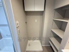 ランドリースペース上部と洗面台横にも収納スペースが設けられています。 雑然とした洗面室がすっきり片付けやすくなりますね＾＾ 