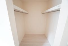 洋室にはハンガーパイプ付きのウォークインクローゼットが設けられています。たっぷり収納できるので衣替えの心配もいりませんね＾＾