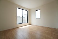 8.5帖。主寝室としてお使いいただけそうなこちらのお部屋は、日当たりが良く、爽やかな風を感じて起きる朝は、快適生活の始まりに。