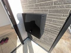 郵便受けは大きめの郵便物もすっぽり入る大きさです＾＾