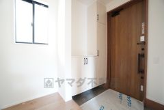 採光も考えられた明るい玄関です。たっぷり収納できるシューズボックス付きなので、家族全員の靴がきれいに整頓できます＾＾