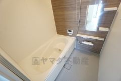 1日の疲れを癒すくつろぎのバスルーム。足を伸ばしてもゆったりと入れるサイズです。お子様と一緒にお風呂に入っても狭くないですね＾＾