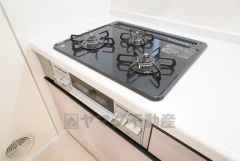 3種類の料理が同時に調理できる、3口ガスコンロ。忙しい夕食の支度時間が短縮できて効率よくお料理が楽しめます。