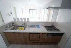 対面式キッチンなのでリビングにいるご家族とコミュニケーションを取りながら洗い物や、お料理が楽しめそうですね＾＾