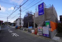 前面道路は北西側約6ｍ、南西側約5.2ｍの公道に面しています＾＾