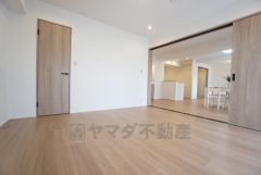 シンプルデザインで落ち着きと安らぎの空間に仕上げています。各部屋に収納が完備されているので、お荷物が多くなっても安心の設計です。